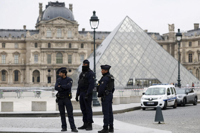 En France, le cambriolage du Louvre est perçu comme une humiliation nationale