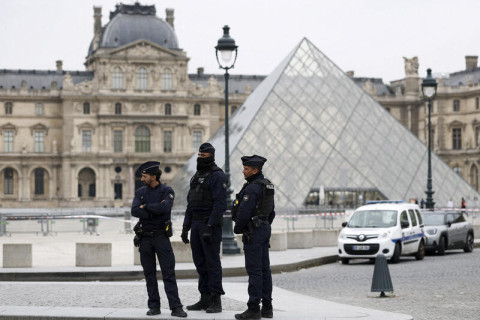 En France, le cambriolage du Louvre est perçu comme une humiliation nationale