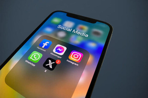 La France envisage d’interdire l’accès aux réseaux sociaux aux enfants et aux adolescents