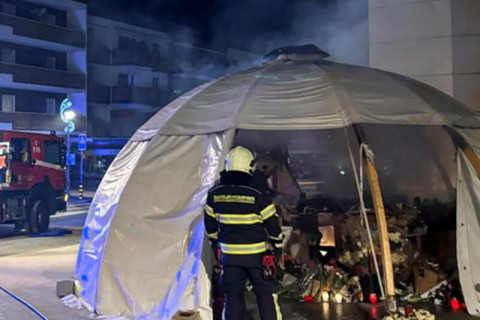 Un mémorial dédié aux victimes de l’incendie de Crans-Montana a pris feu en Suisse