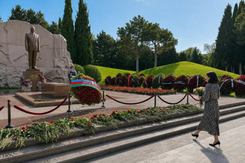 L’ambassadrice de France en Azerbaïdjan a rendu hommage au leader national Heydar Aliyev