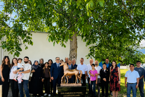 Un monument dédié au cheval du Karabakh inauguré en Suisse - PHOTO