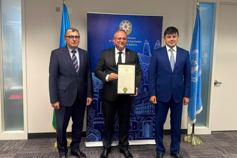 Fuad Mouradov a tenu des rencontres à New York