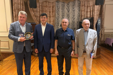 Fuad Mouradov a tenu des rencontres à New York