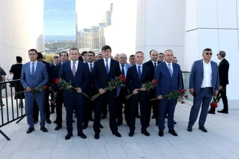 Des représentants du Comité d'État azerbaïdjanais chargé de la diaspora visitent le Parc de la Victoire