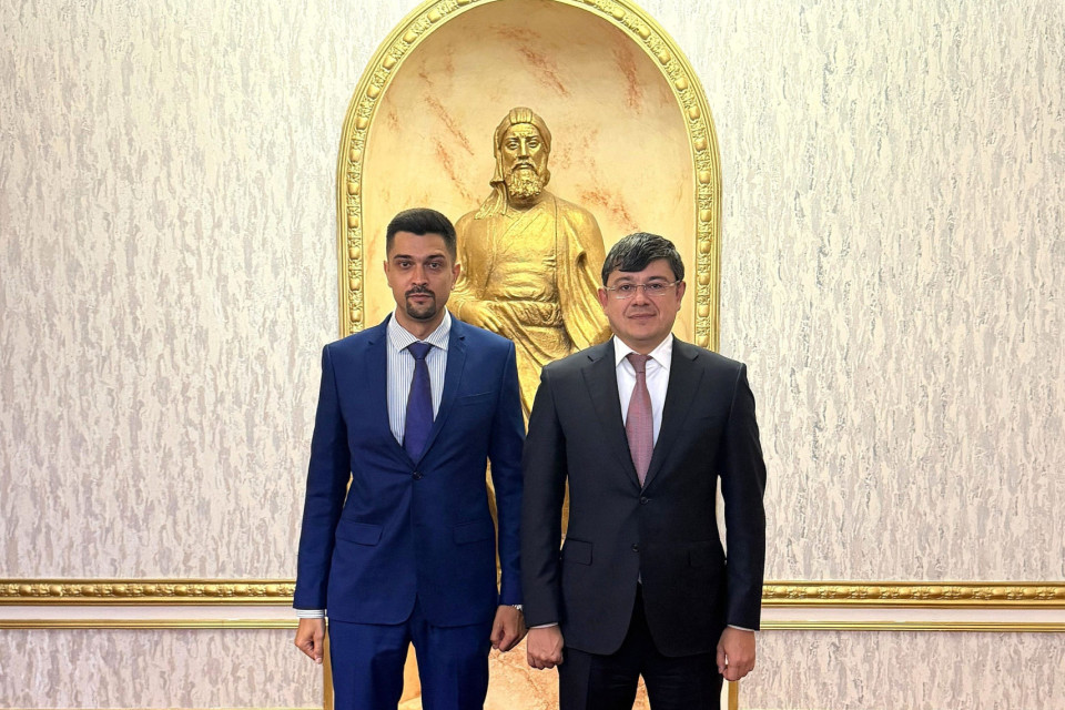 Fuad Muradov rencontre un militant de la diaspora vivant à Bali